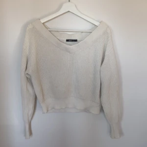 Oversize stickad tröja XS - Vit oversize stickad tröja ifrån Gina strl. XS men passar även S. Köparen står för frakt men kan mötas upp i Växjö. 