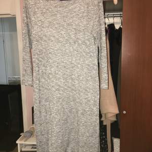 Knälång klänning/tröja med slits som går högt upp i båda sidorna