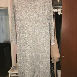 Knälång klänning/tröja med slits som går högt upp i båda sidorna