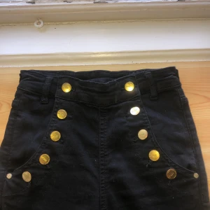 Svarta jeans från bubbleroom  - Svarta jeans från bubbleroom, märket är 77thflea, köpare står för frakt 