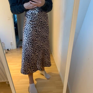 Kjol från chiquelle - Jättefin kjol som jag köpte förra året som tyvärr är för liten för mig :((( i siden material och stängs med dragkedja. Frakt ingår. 