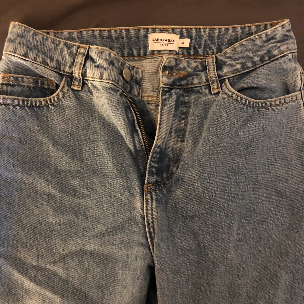 Väldigt snygga jeans från Sahara Ray x NAKD. Byxorna har ett hål under rumpan. Storlek 36. Frakt tillkommer. Skicka meddelande för mer bilder. Jeans & Byxor.
