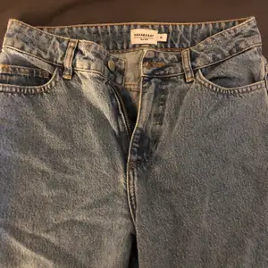 Väldigt snygga jeans från Sahara Ray x NAKD. Byxorna har ett hål under rumpan. Storlek 36. Frakt tillkommer. Skicka meddelande för mer bilder