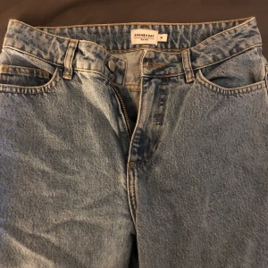 Ljusa jeans - Väldigt snygga jeans från Sahara Ray x NAKD. Byxorna har ett hål under rumpan. Storlek 36. Frakt tillkommer. Skicka meddelande för mer bilder