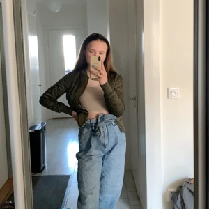 Bomberjacka strl 34 - Den är i fint skick, säljes pga att den ej kommer till användning längre :( 