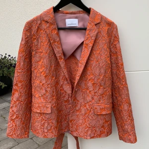 Samsoe samsoe kavaj storlek S SNYGG - OTROLIGT snygg kavaj från Samsoe Samsoe i storlek S. OANVÄND. fått en liten markering på taggen som ni ser på bild nr två. Var sådan när jag köpte den i affären.