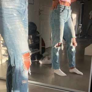 Slitna jeans från Bershka - Blå slitna jeans, köpta på Beshka i London i höstas. Sparsamt använda. Säljer för 250 kronor + frakt. Skriv gärna till mig för mer info❣️