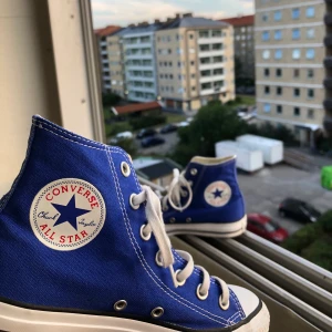 Converse skor - Jag säljer dessa blåa converse skorna i storlek 37,5. De är endast använda 1 gång så de är nästan som helt nya. Säljer för de alltid varit lite förstora och pågrund utav de ej är min stil. Nypris är ca 900kr säljer för 300 + frakt 💗 Buda i kommentarerna!! Högsta bud just nu: 400kr❤️