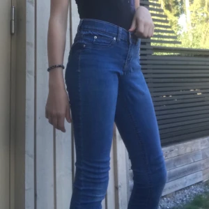 Blå jeans - Blåa jeans från Gina tricot🌸 original priset var 300kr och jag säljer för mer än hälften av priset. Bra kvalite