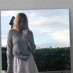 Grå stickad tröja - Mysig grå stickad tröja från Vero Moda i storlek XS men passar även för folk som har storlek S. Bra skick, använd ett fåtal gånger. Nypris ca 250kr säljer nu för 100kr