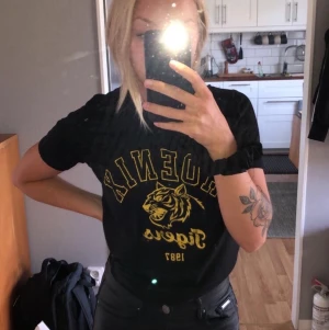 Tröja från Gina, knappt använd XS - Svart & gul tröja, inte sliten alls och perfekt att ha hemma! Används inte längre så hoppas den passar någon annan nu. Passar XS