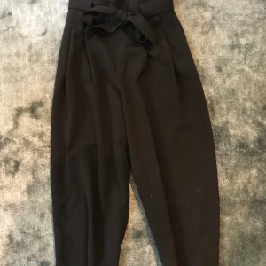 COS byxor - Svarta byxor från COS, aldrig använda.