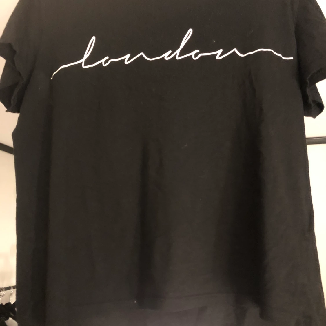 Svart tröja med text - 90