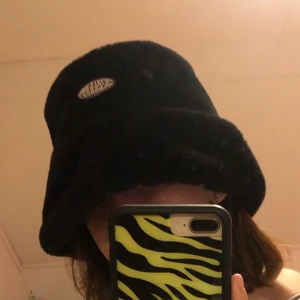 Svart buckethat  - En jättefin hatt köpt från dollskill för 38$ säljer pga den var för stor för mig 