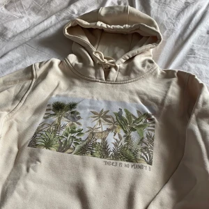 Hoodie med tryck - Hoodie från Asos med tryck. Väldigt tjockt gosigt material. Använd max 3ggr, nyskick. Pris är inkl frakt!