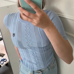 Ljusblå bondelid tröja. Strl XS/S - Bondelid tröja i världens finaste ljusblå färg med ett fint mönster! Den är i storlek XS men passar en S också. Den är i fint skick, använd fåtal gånger! Vi kan diskutera hur vi gör med frakten annars kan den hämtas i Sundsvall 📍 🧚🏼