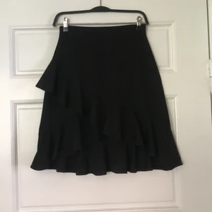 Svart volangkjol  - Söt volangkjol från märket Saint Tropez. 