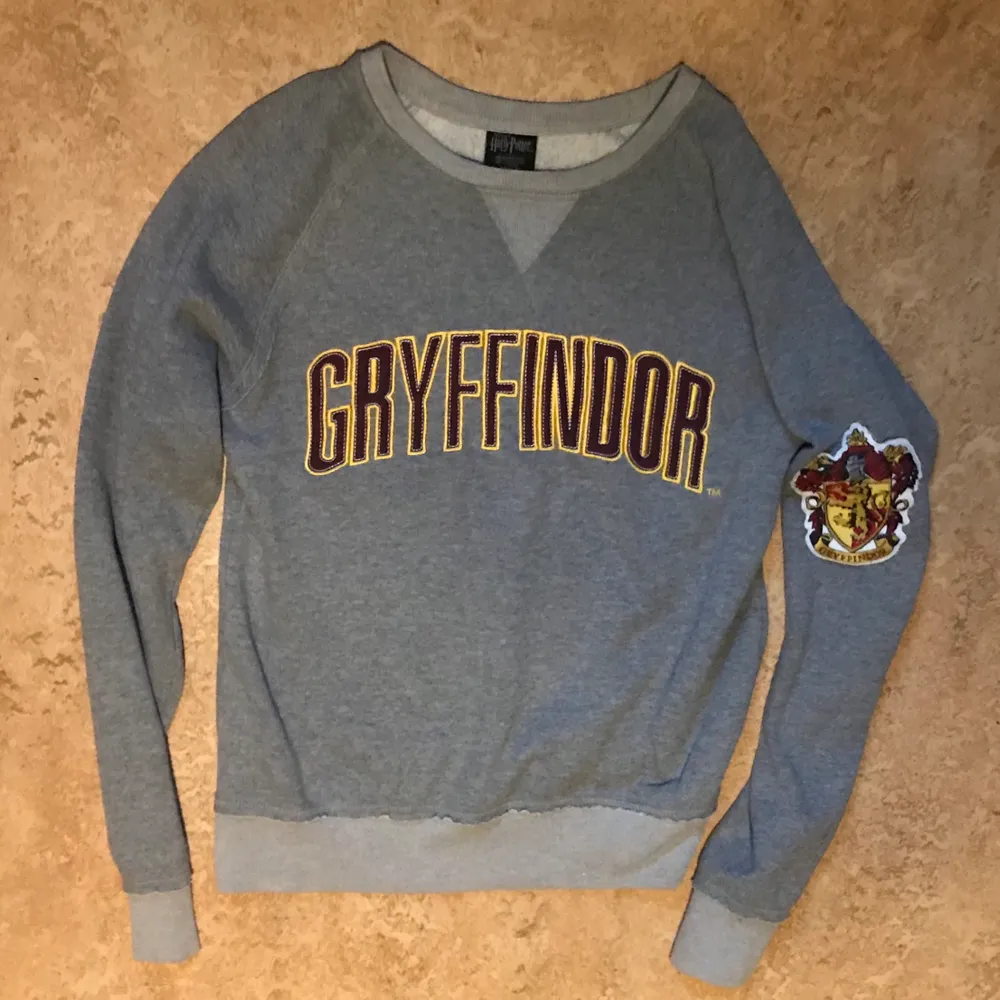 Officiell Harry Potter Merch. En långärmad tröja Där det är broderat Gryffindor på framsidan och har en path på vänster arm. Väldigt bekväm. Kan mötas upp i Stockholm eller posta. Köparen står för halva frakten vilket blir 33 kr. 🌸. Tröjor & Koftor.