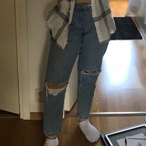 Ljusblå momjeans - Säljer mina gamla favorit jeans som tyvärr blivit för små:( dem är väl använda men väldigt fina! Står storlek M men är alldeles för små för mig som brukar ha det. Jag är 160 o de sitter till anklarna på mig🌻