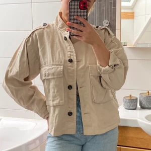 Jacka  - Snygg tunn jacka! Kommer aldrig till användning, perfekt nu till sensommaren!❤️ som ny