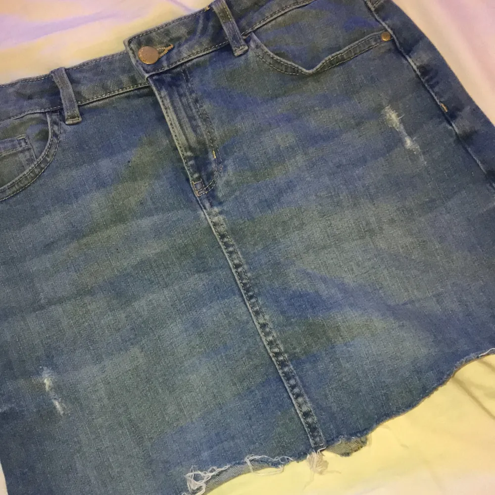 Blå jeans kjol i bra skick! Slitningar längst ned på kjolen.. Hameet.