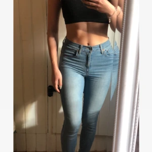 Levi’s jeans - Jeans i modellen Mile high super skinny från Levi’s! Dessa jeans är i strl 27 och sitter jättefint! Möts upp i Skellefteå eller fraktar, kunden står för frakt🥰