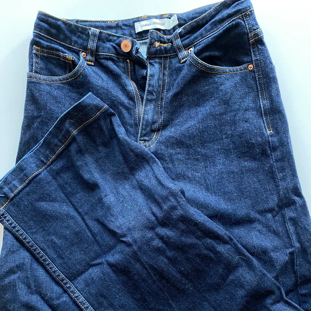 SVINSNYGGA jeans från Carin Wester som inte vår någon användning. Fint skick!! . Jeans & Byxor.