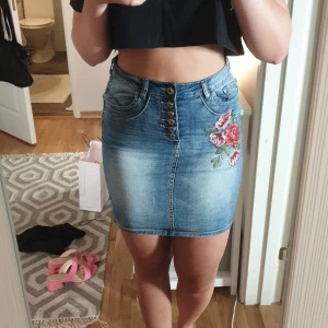 Jeanskjol - Superfint skick. Strl 36 men är väldigt stretchig så passar S/M. 150 kr inkl frakt. 