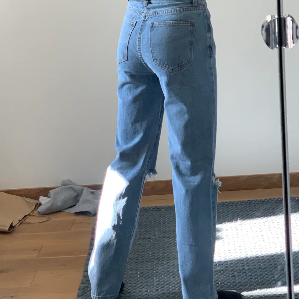 Slutsålda populära raka jeans från missy empire i storlek 36, oanvända! BUDA från 300kr - jag är 174cm - HÖGSTA BUD: 350. Jeans & Byxor.