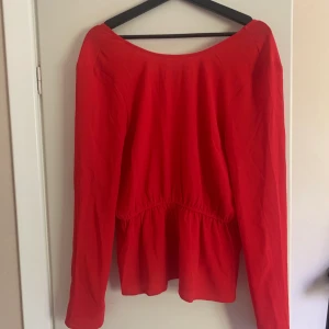 Röd blus från Nelly  - Säljer denna röda blus då den tyvärr är för stor för mig. Aldrig använd så i bra skick. Storlek M men stor i storlek. Djup i ryggen. Frakt tillkommer💋