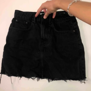 Zara jeanskjol - Jeans kjol från Zara, inprincip helt oanvänd men legat i en låda ett bra tag. Säljes då den är för liten nu 😊 Finns i Falun men kan fraktas för 63 kr