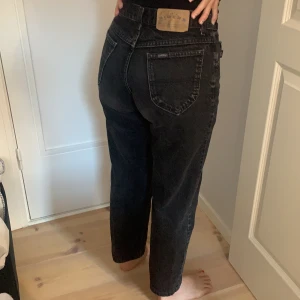Svarta snygga jeans - Jag är 163🥰 frakt tillkommer om man inte kan mötas i Stockholm❤️❤️ budgivning vid många intresserade🌞🌞 hör av er om ni har frågor