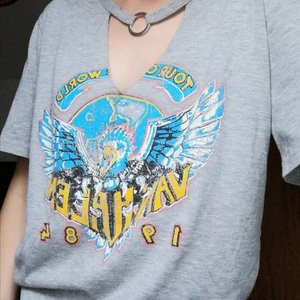 Cutout v-neck shirt - En oversized t-shirt med Van Halen logga, i bra skick. Köparen står för frakten🤗