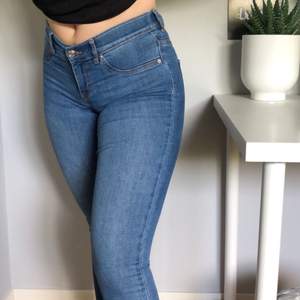 Ett par jeans från Gina Tricot som aldrig blivit använda då de är för små. Strl S, men kan även passa XS. Låg midja