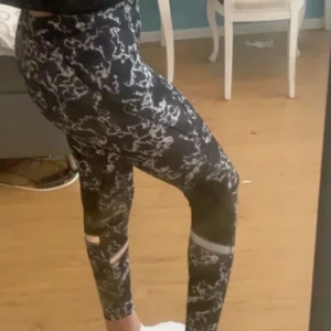 Träningsbyxor  - Ett par jättesköna träningsbyxor som har använts fåtals gånger. Det är storlek 146-152 men jag tycker att de sitter som xs. Köparen står för frakt, kan mötas upp.