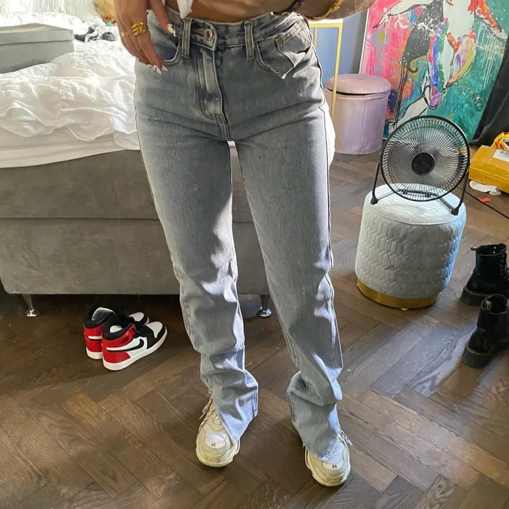 säljer dessa superfina jeans med slits och slitningar på ena bakfickan!! aldrig använda och helt nya. storlek 36 och passar nog bäst pånågon mellan 160-175!! obs:!! EJ MINA BILDER!! BUDA!! Lb:410kr. Jeans & Byxor.