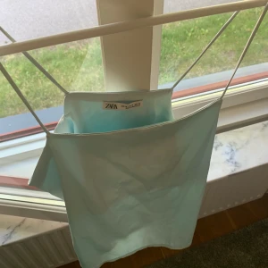 Silkeslinne från zara - Helt oanvänt gulligt baby blå linne från zara. Har inte fått någon användning av det tyvärr