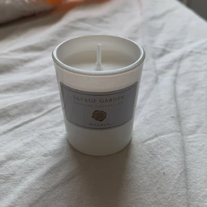 Litet doftljus  - Ett litet litet doftljus från rituals! Luktar jättegott, aldrig kommit till användning! Frakt ca 15-30 kr 
