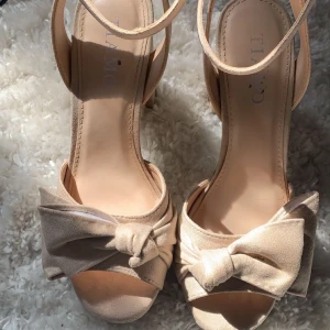 TI AMO klackskor  - Som nya, använda en gång på min student. Superfina klackskor som köptes för 699 kr, storlek 37. Köparen står för frakt. Endast swish