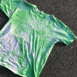 Grön batik tröja - Knappt använd! Storlek M