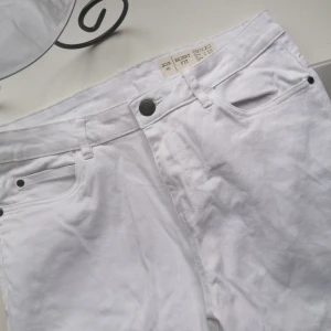 Vita jeans - Knappt använda, storlek 40 men passar mer som 38. Köparen står för frakten🤗