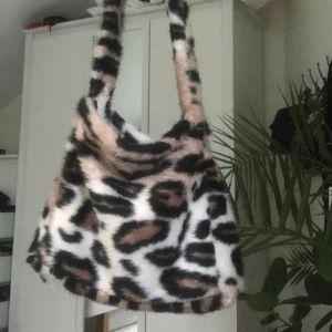 Fluffig leopard totebag - Säljer denna fina totebag | ledaledande bud; 380 kr