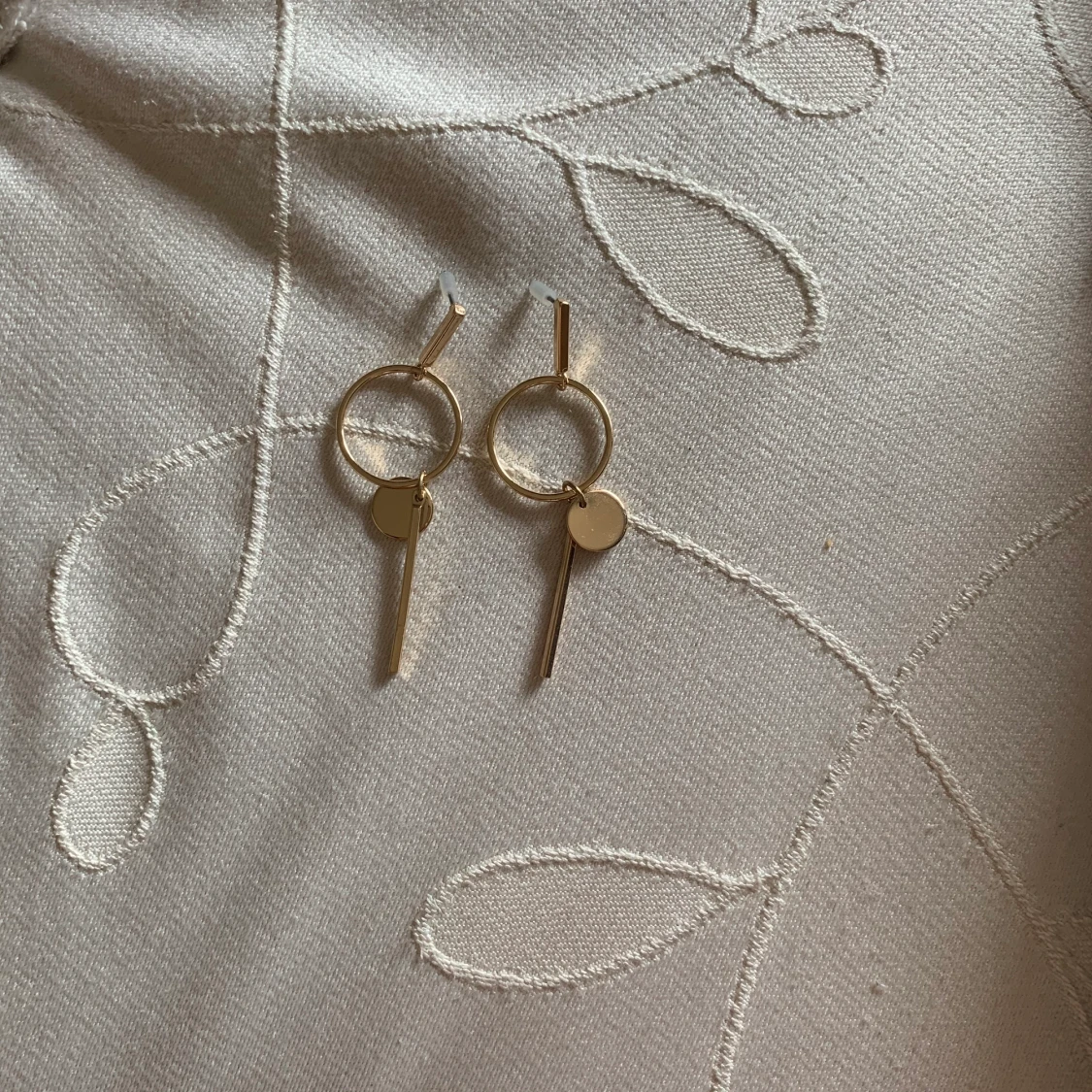 Guldiga örhängen🤍 - 90