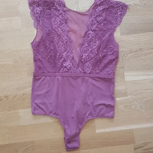 Body spets lila - Använt en gång men ser väldigt ny ut och inga fläckar eller annat.