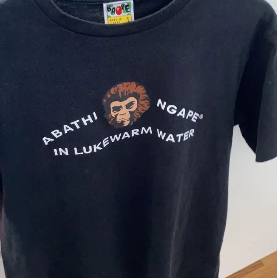 Bape T-shirt som är köpt på PMP i Stockholm. Storleken är L men den sitter som en S o M.. Skjortor.