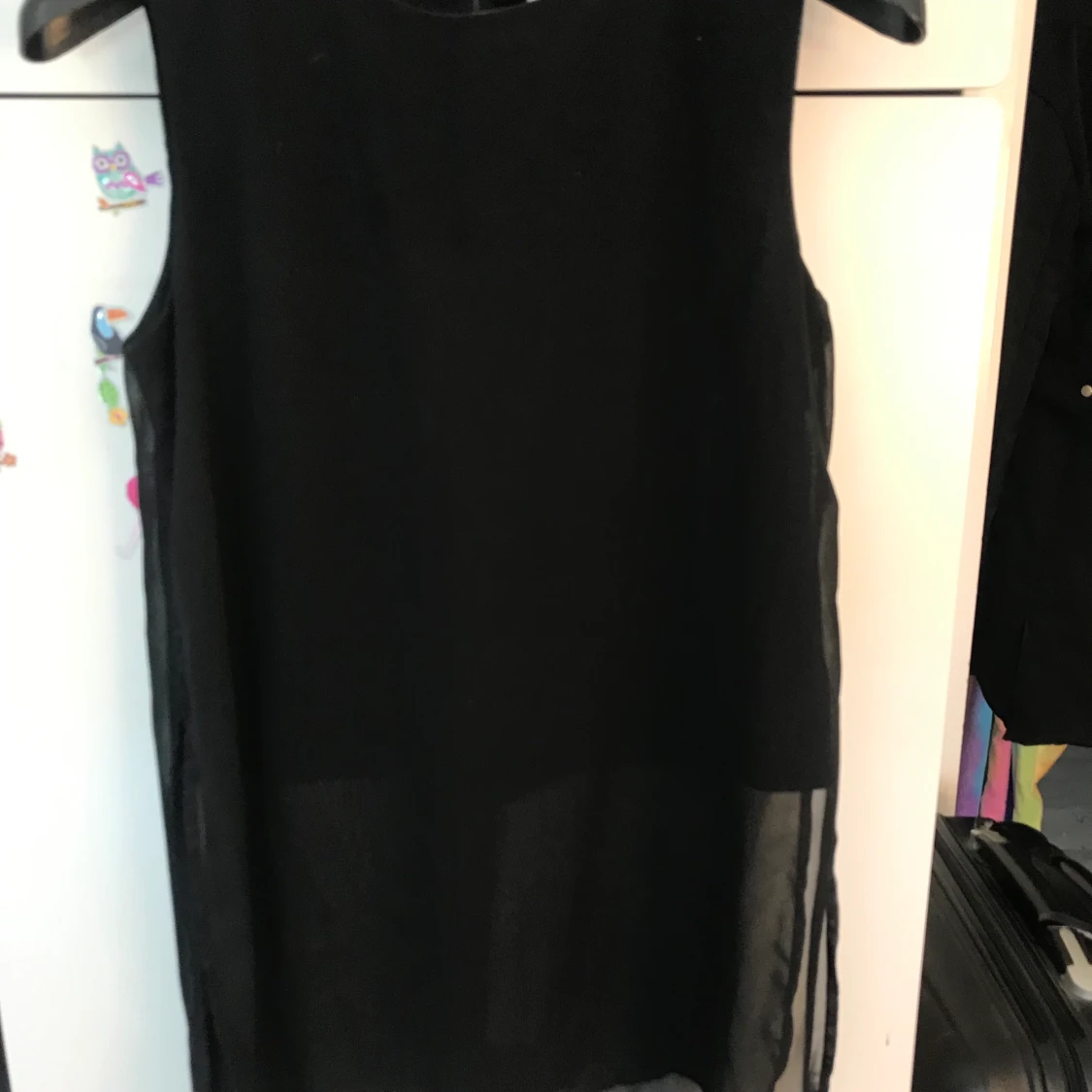 Svart tröja öppen på sidorna 