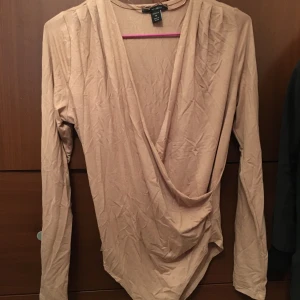 Omlott body - Sitter fint på, notera att den är skrynklig på bilden då den bara legat i garderoben