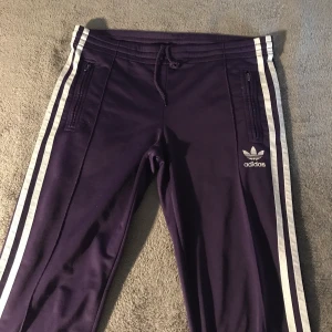 Adidas track pants - Säljer dessa älsklingar pga för små nu, i mycket bra skick och super sköna. Köparen står för frakt