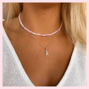 Bokstavssmycken - Finns bara ett visst antal av varje bokstav så passa på och köp innan någon annan hinner före 😋  Halsbanden kostar 95kr och örhängena kostar 75kr 💕 (Frakten är inkluderad!)