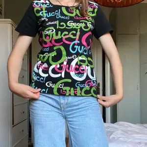 En fin tröja med texten Gucci i olika färger! Jag fick den i en style bundle men den var inte min favorit. Ändå supersnygg och babytee aktig. Frakt tillkommer:)